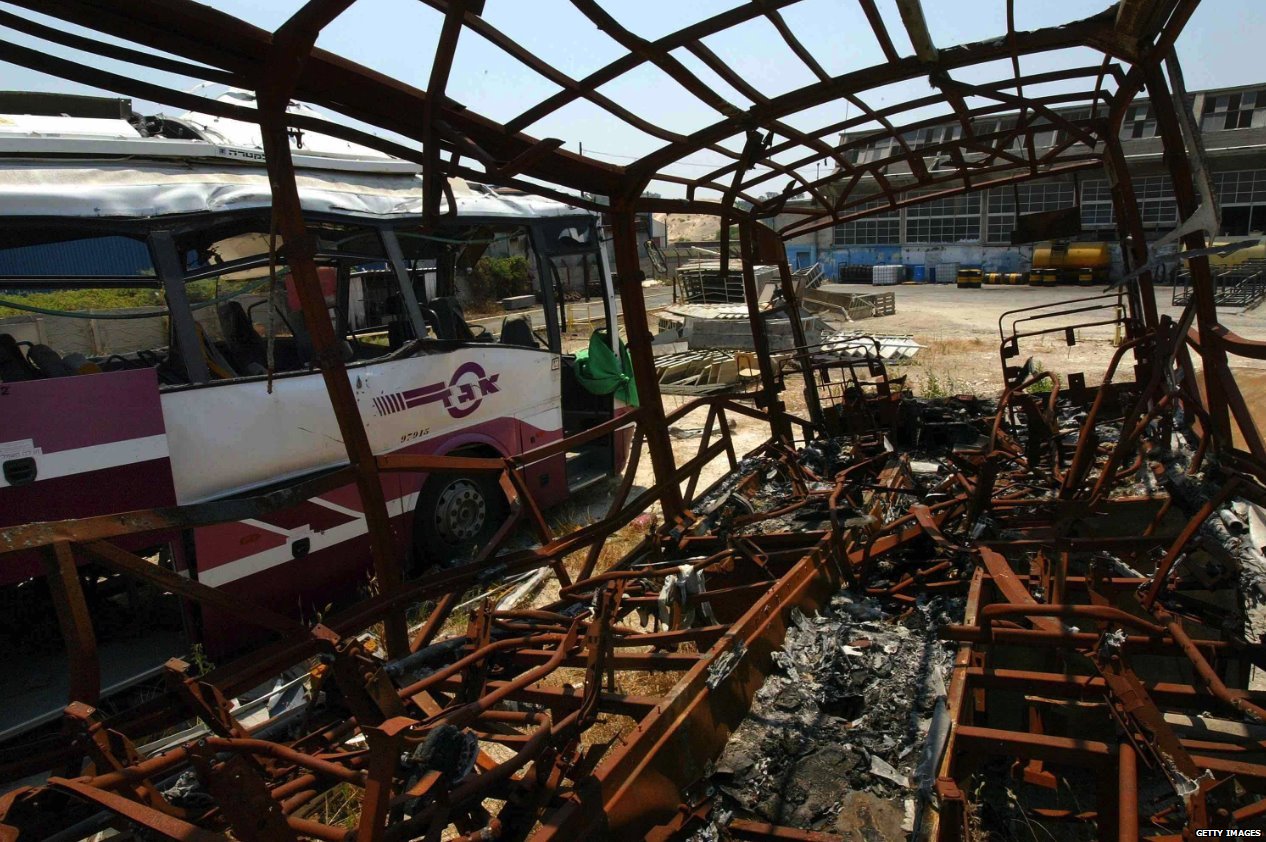 Izraelski putnički autobusi koje su u vazduh digli palestinski bombaši samoubice čekaju da se odnesu na autobuski otpad u depou Eged u junu 2003. godine