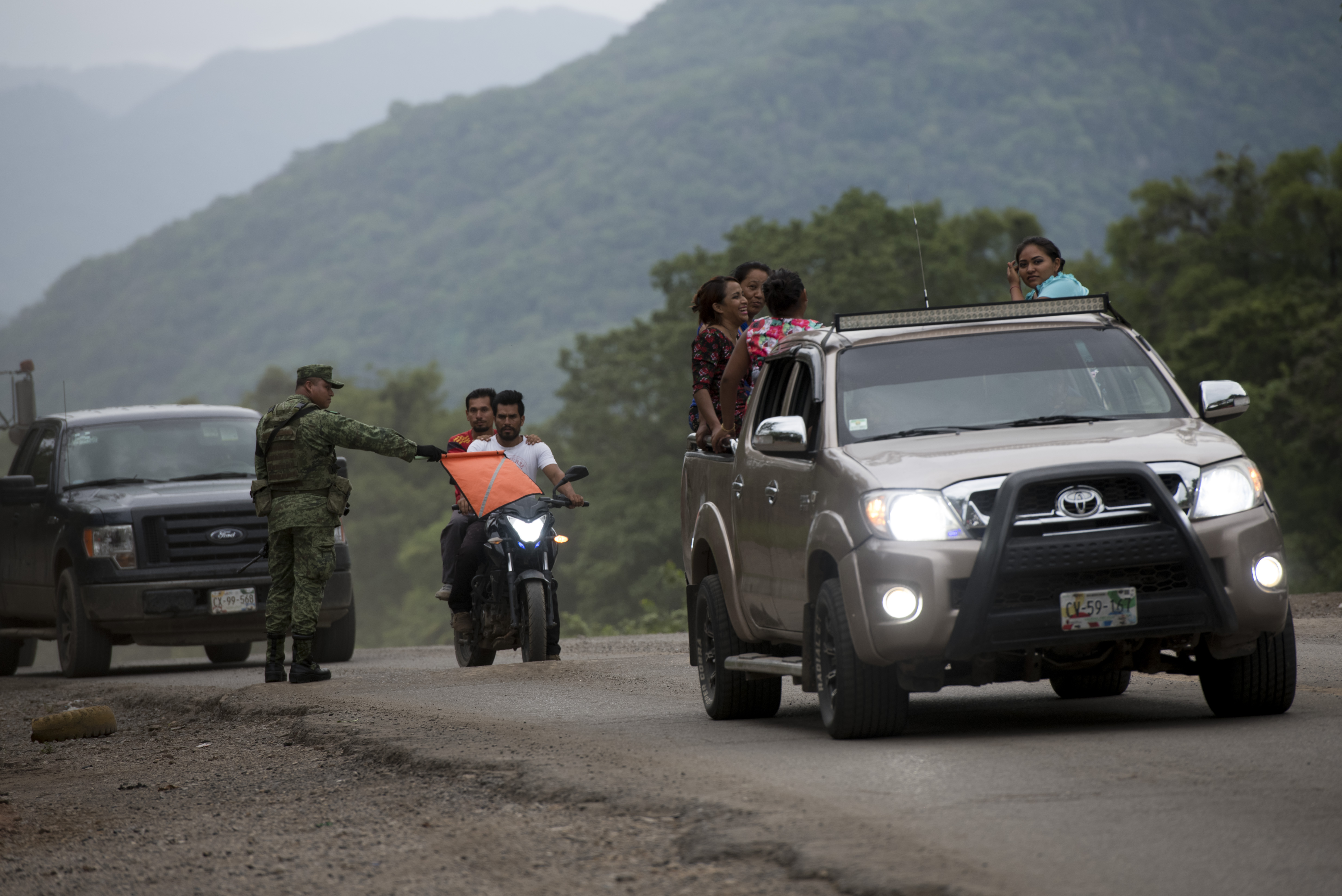 Мигранты на контрольно-пропускном пункте мексиканских сил безопасности на юге Мексики