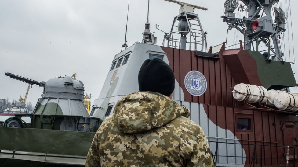 Soldado ucraniano en el puerto de Mariupol, en el mar de Azov.