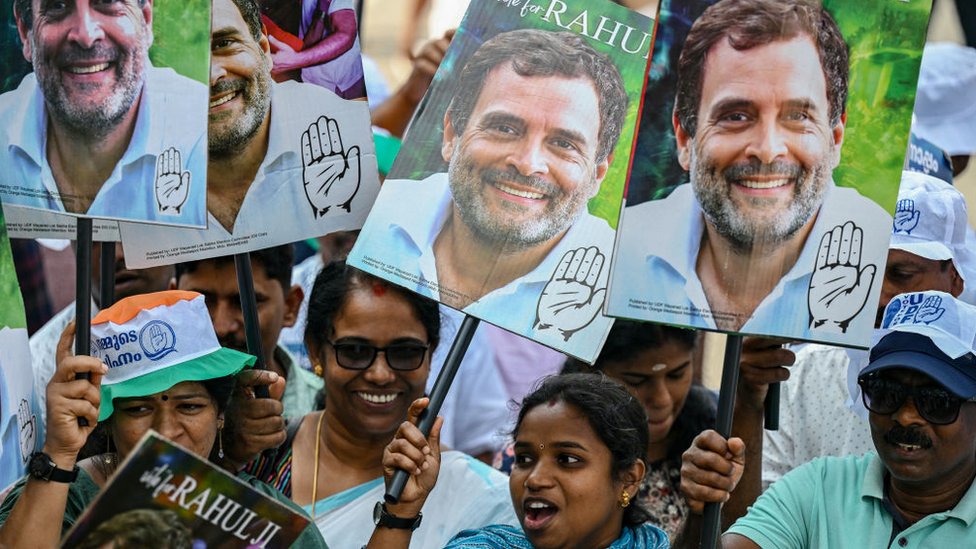 Pristalice koalicije „Indija" drže plakate sa likom opozicionog političara Rahula Gandija