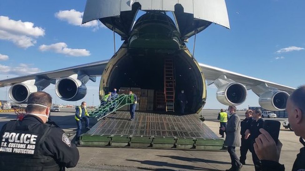 Bantuan alat medis dari Rusia tiba di Bandara JFK di New York