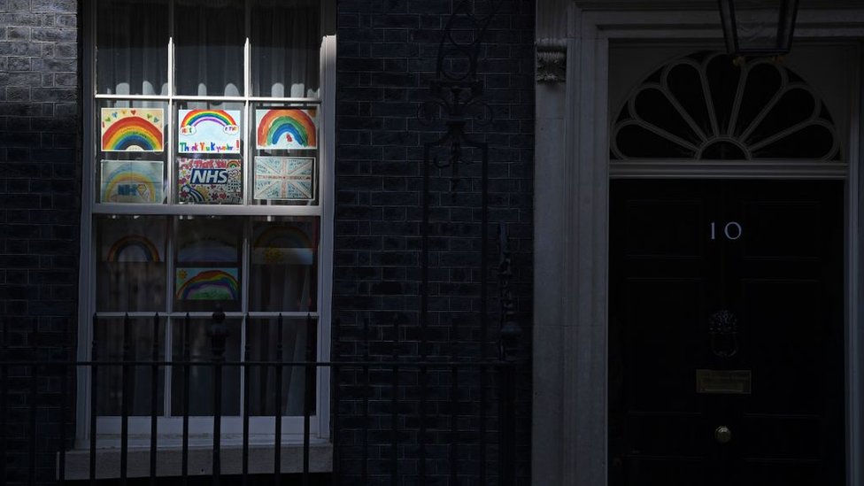 قوس قزاح کی تصاویر برطانیہ میں گھروںم کے بار امید کے نشان کے طبو رپر آویزاں ہیں