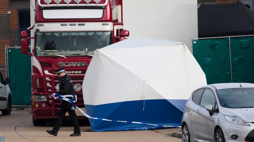 Офицеры осматривают грузовик в Эссексе после обнаружения 39 тел внутри