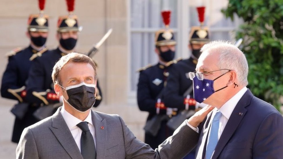 الرئيس الفرنسي إيمانويل ماكرون، يساراً، ورئيس الوزراء الأسترالي سكوت موريسون في باريس في يونيو/حزيران 2021
