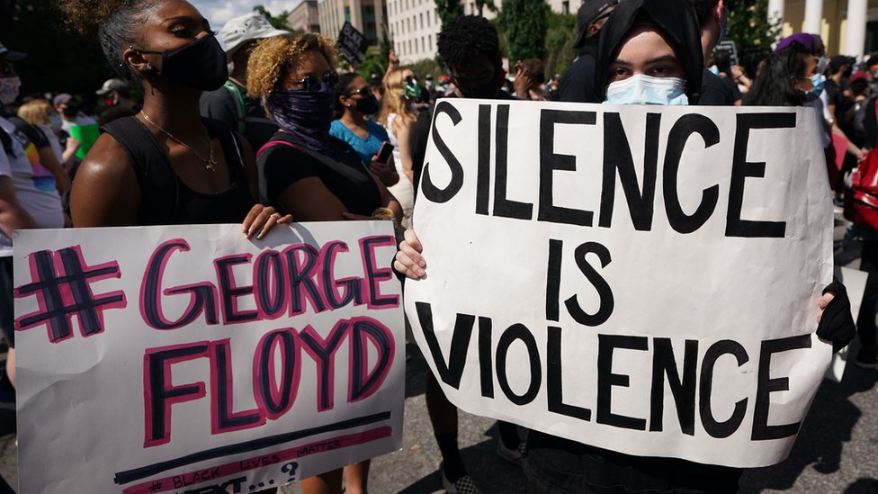 Ljudi protestuju ispred Bele kuće zbog smrti Džordža Flojda. Vašington, 31. maj 2020.