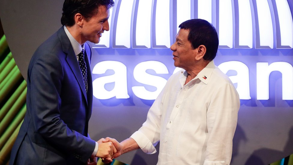 Justin Trudeau saludando a Rodrigo Duterte en Manila en 2017