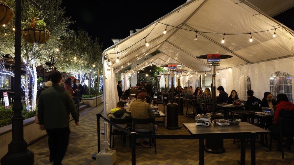Люди обедают на открытом воздухе в ресторане в Конкорде, округ Контра-Коста, Калифорния, США, 20 ноября 2020 г.