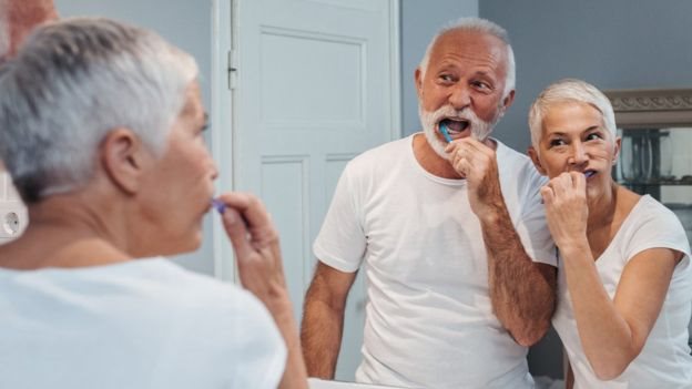 diş fırçalayan kadın ve erkek