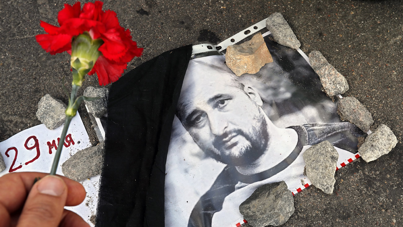 Babchenko pudo ver en las noticias lo bien que se hablaba de él cuando todos pensaban que estaba muerto. Una flor junto a una foto del periodista