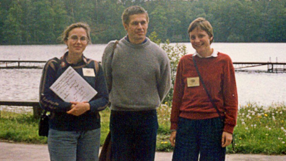 صيف 1989: ميركل (في أقصى اليمين) مع مالغورزاتا جيزيورسكا وزوجها المستقبلي يواخيم زاور في فصل جامعي صيفي للكيمياء في بولندا