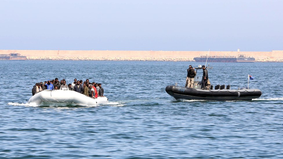Libijska policija zaustavlja brod pun migranata, 2015