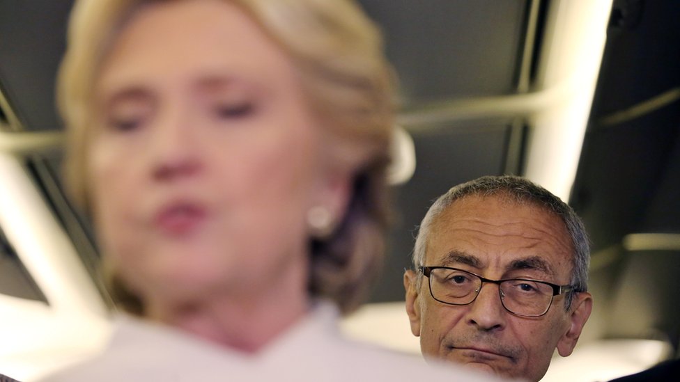 John Podesta, exjefe de campaña de la demócrata Hillary Clinton, acusó a Stone de saber de antemano del hackeo de sus correos electrónicos. John Podesta delante de una imagen de Hillary Clinton