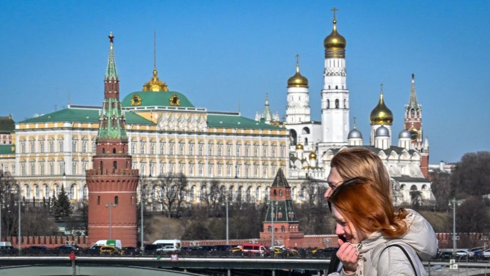 Gente en un puente cerca del Kremlin