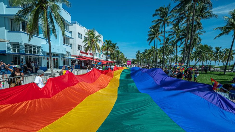Bandera LGBTIQ+ en Florida durante la marcha del Orgullo en el 2021.
