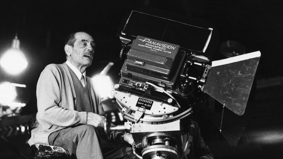 Luis Buñuel detrás de una cámara de cine