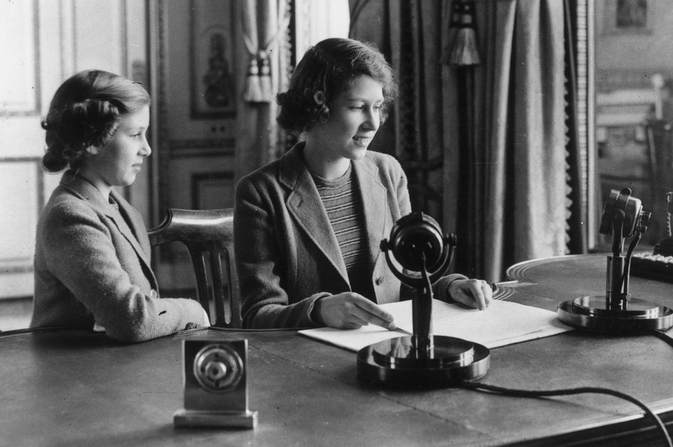 Princesa Elizabeth (à dir) e sua irmã Margaret fazem uma transmissão nacional de rádio durante a Segunda Guerra, em 1940.
