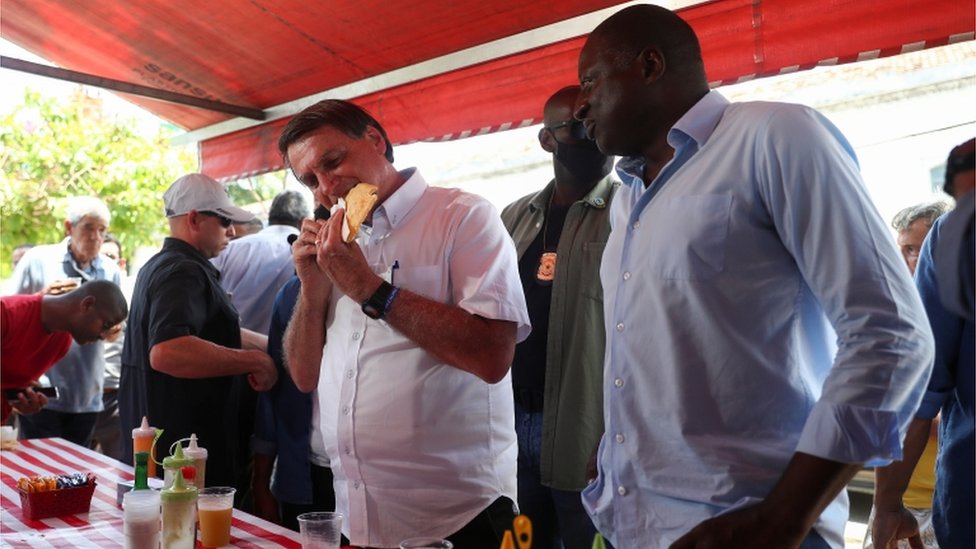 Bolsonaro comendo pastel em feira