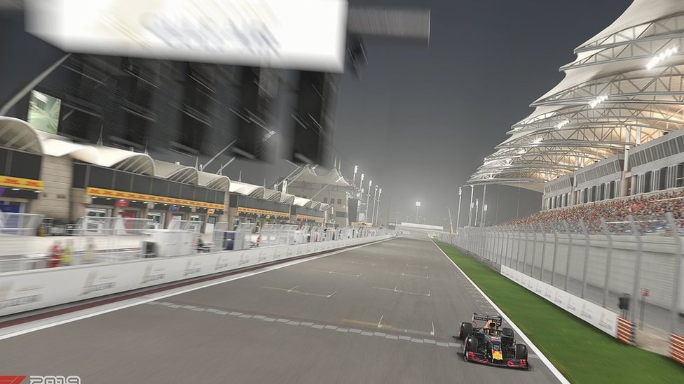 Автомобиль Red Bull от Aston Martin в виртуальной гонке