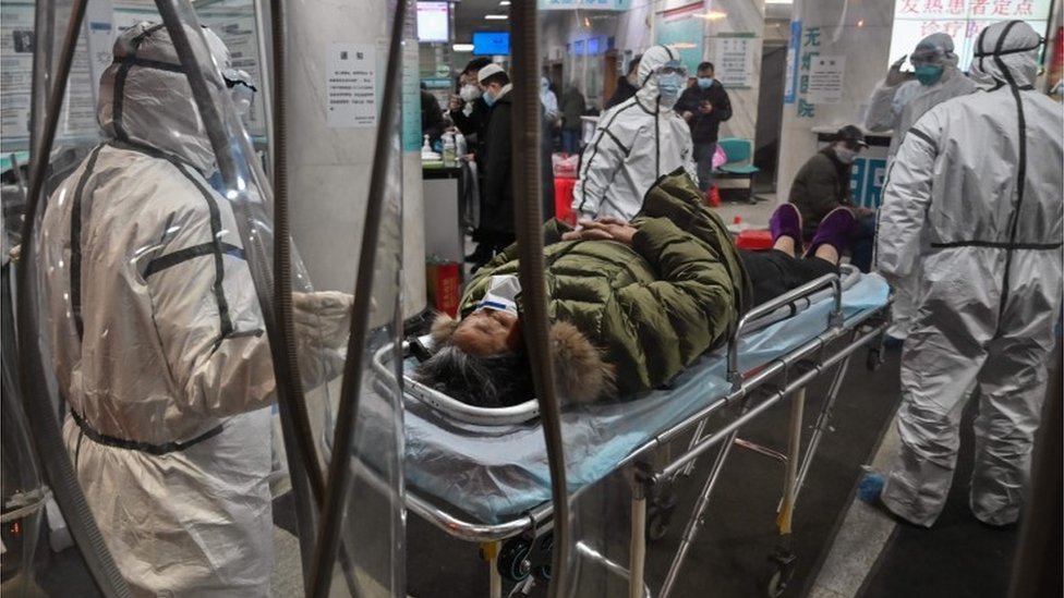 Paciente en una camilla en el hospital de la Cruz roja en Wuhan
