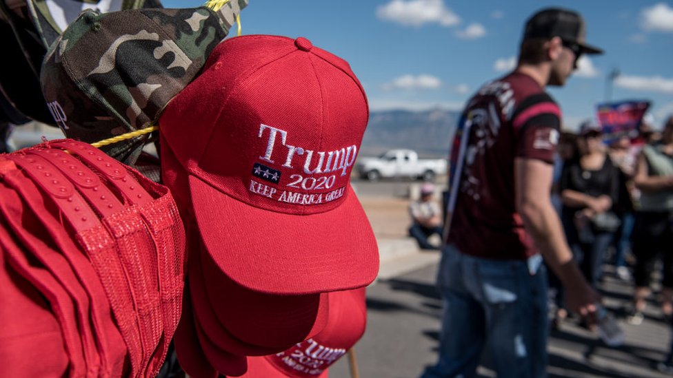 Товары Дональда Трампа продавались за пределами его митинга в Нью-Мексико