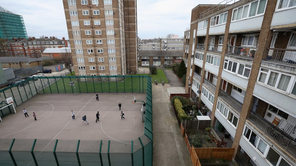 Дети играют в футбол перед жилым домом в лондонском районе Тауэр-Хамлетс