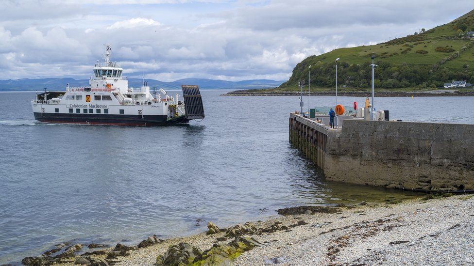 Автомобильный паром Calmac - автомобильные паромы Caledonian MacBrayne - прибывают в паромный порт Лохранца, остров Арран, Шотландия.