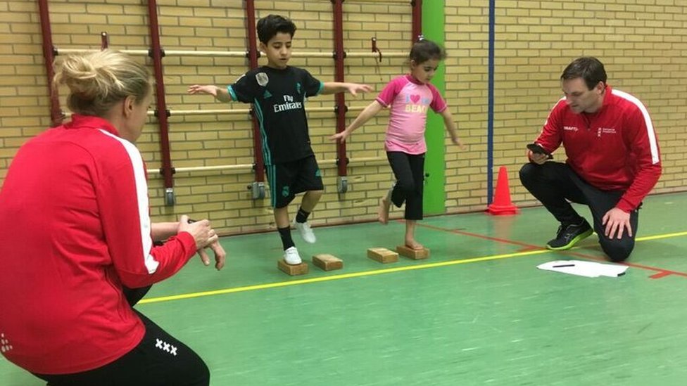 Niños participan en una prueba de equilibrio en Ámsterdam