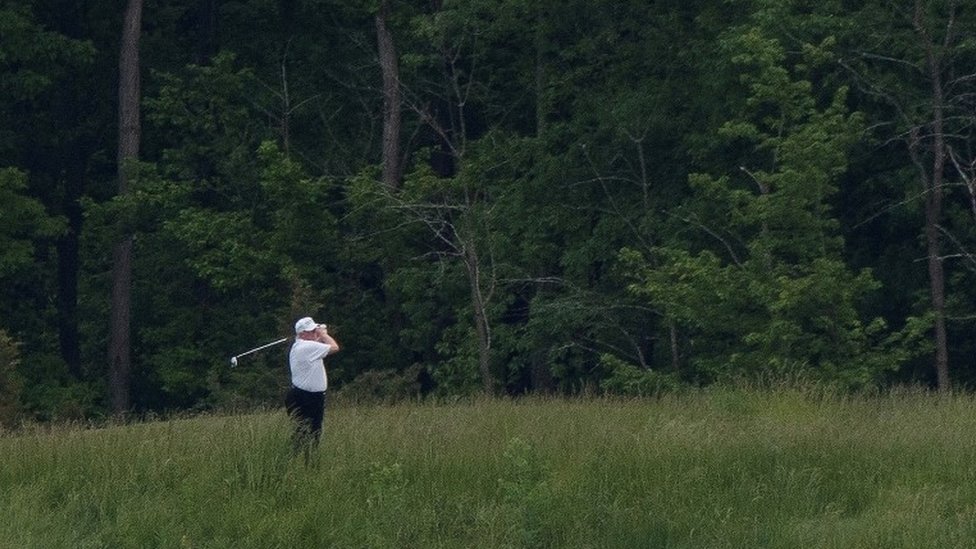 Trump jugando al golf este pasado fin de semana, tras el inicio de la reapertura paulatina de la economía.