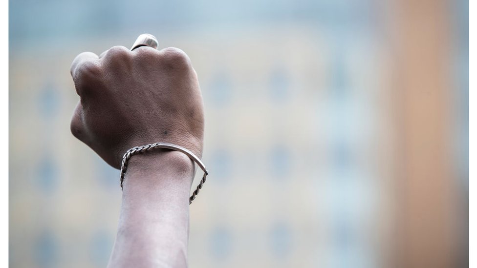 Una manifestante negra alza su puño en Nueva York