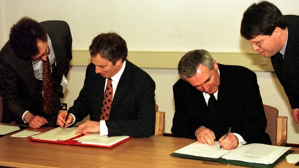 El entonces primer ministro, Tony Blair, y primer ministro irlandés Bertie Ahern firman el Acuerdo del Viernes Santo.