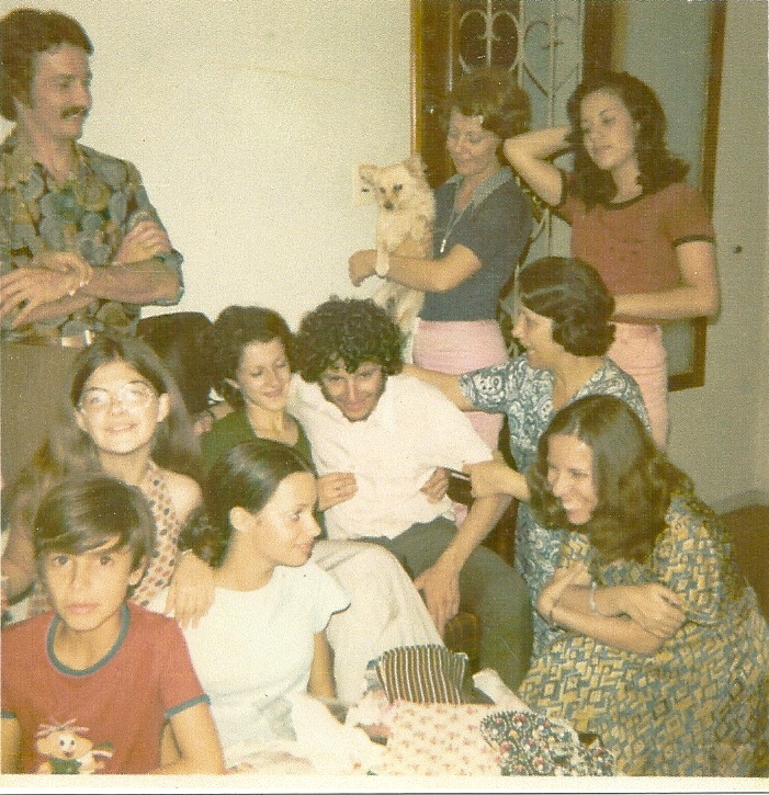 Alexandre Vannucchi Leme (ao centro, de branco), comemorando o Natal de 1972 com a família em Sorocaba
