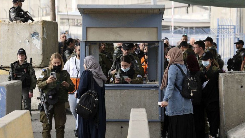 فلسطينيون على معبر إسرائيلي