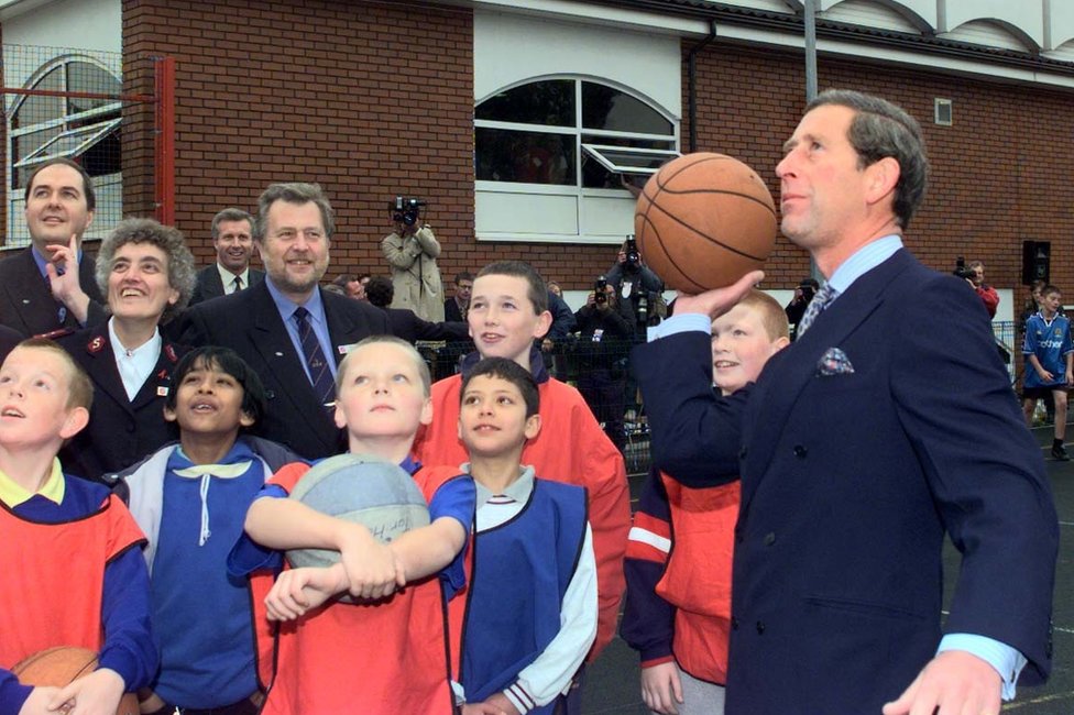 El príncipe Carlos jugando baloncesto junto a un grupo de niños