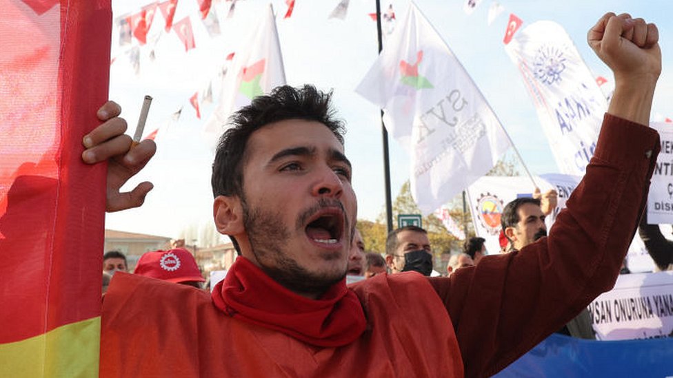 Manifestante en Ankara, Turquía, contra la situación económica en el país.