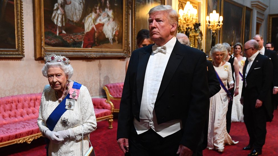 La Reina y Donald Trump llegando al banquete de estado en el Palacio de Buckingham.