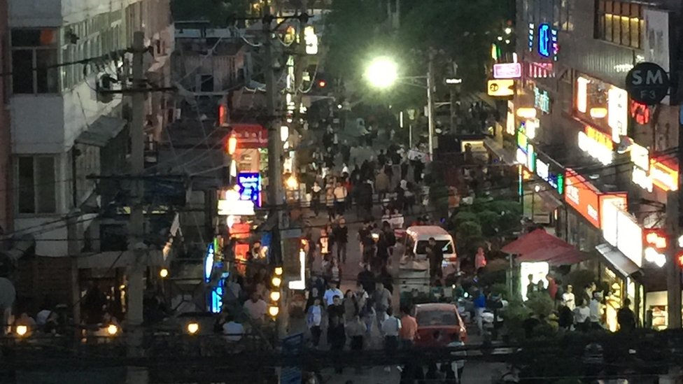 Последняя ночь шумного уличного бара в Пекине перед тем, как туда двинулись команды по сносу