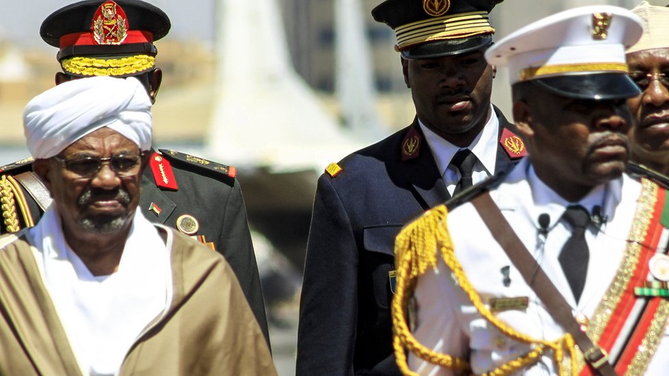 Omar al-Bashir (izquierda)