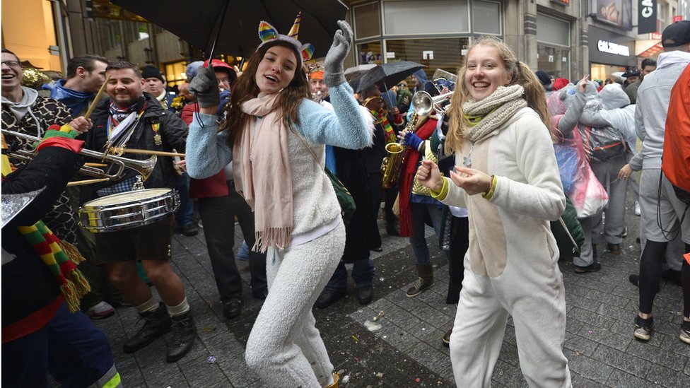 Две молодые женщины принимают участие в праздновании карнавала