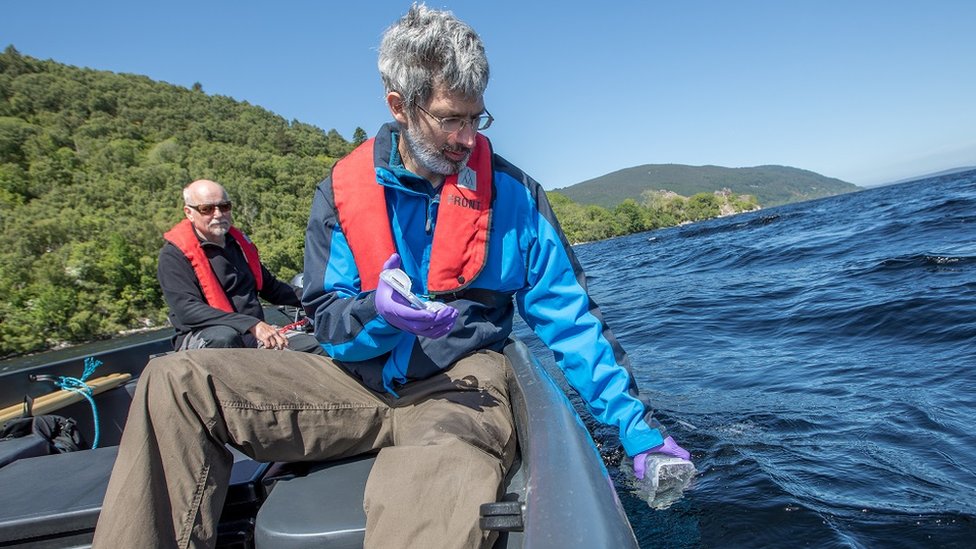 Проба воды берется из озера Лох-Несс