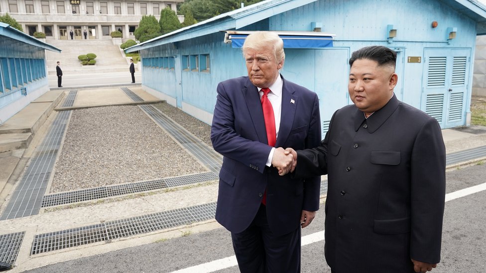 Trump ile Kim, silahsızlandırılmış bölgede tokalaştı.