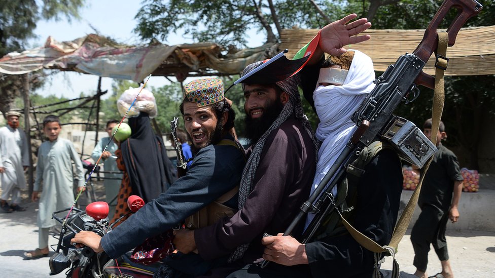 Militantes del Talibán montan en moto mientras celebran un alto el fuego a las afueras de Jalalabad el 16 de junio de 2018