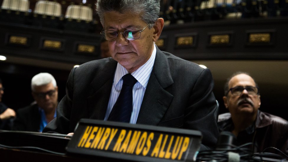 Henry Ramos podría ir a las presidenciales por libre, algo que favorecería al oficialismo. Henry Ramos Allup