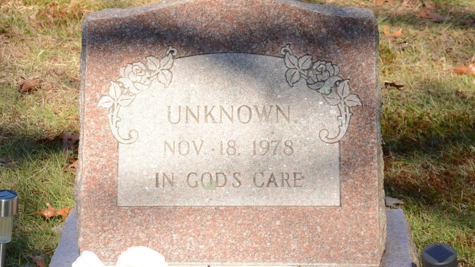 Durante décadas, estuvo enterrada con una lápida marcada como "Desconocida".