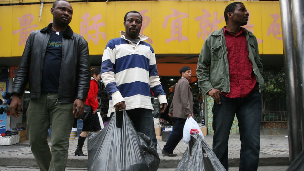 Muchos miembros de la comunidad africana en China posee negocios en el mercado de ropa al por mayor de Canaan, en Cantón.