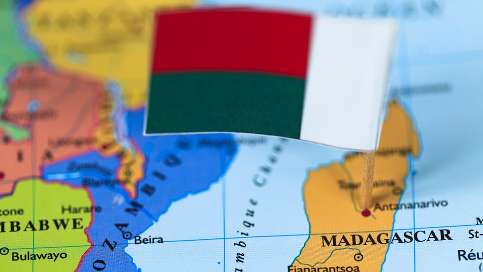 Madagascar se encuentra en el la costa sureste de África, frente a Mozambique. Detalle de mapa de Madagascar en África