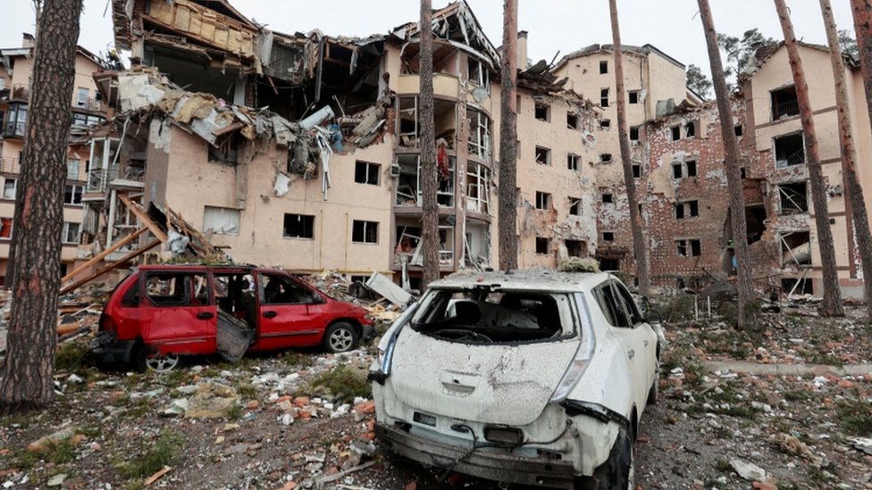 烏克蘭基輔州伊爾平市一處遭炮彈炸毀的民居大樓（2/3/2022）