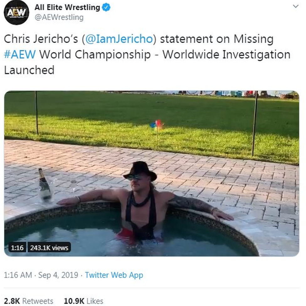 Скриншот твита AEW, где говорится «Заявление Криса Джерико о пропавшем чемпионате мира AEW - начато всемирное расследование», на котором Джерико сидит в джакузи и пил шампанское