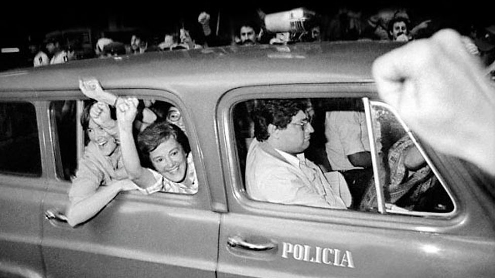 Lucía (der.) y María Elia Topolansky, compartieron el encierro en la cárcel de Cabildo, pero apenas se hablaban. Aquí se las ve en 1985, tras ser liberadas definitivamente, después de que se dictó una amnistía.