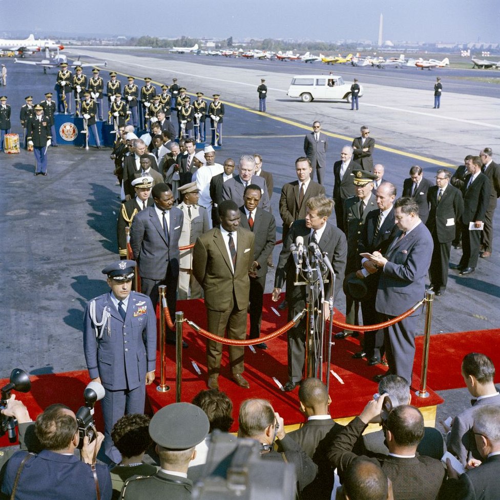 Presiden John F. Kennedy menyampaikan sambutan pada upacara kedatangan untuk menghormati Presiden Guinea, Ahmed Sekou Toure.