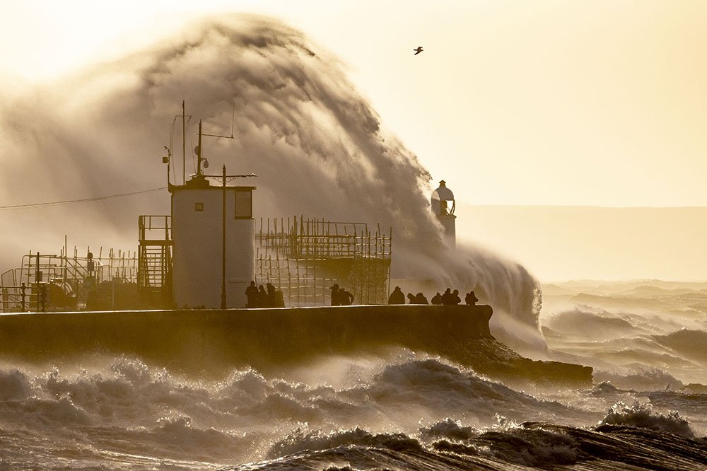 ارتطمت الأمواج بجدار المرفأ في بورثكاول، ويلز، خلال عاصفة يونيس في 18 فبراير/شباط. كانت المناطق الساحلية في جنوب غربي إنجلترا وجنوبي ويلز، إلى جانب جنوب شرقي إنجلترا، في حالة تأهب بعد إصدار تحذيرات من خطورة الأحوال الجوية السيئة.